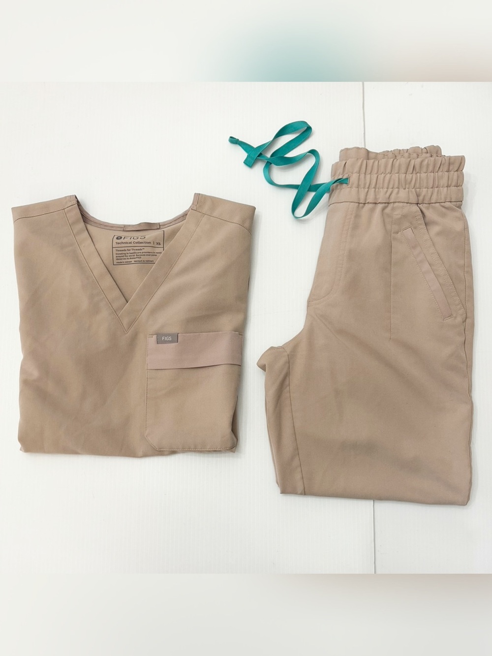 Figs Women’s Scrub Set -Bei Cargo Scrub Top
- Tatu Slim Cargo Jogger Scrub Pants